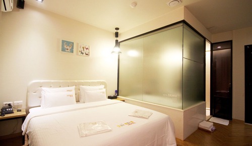 Room (Deluxe (Netflix Bathtub))