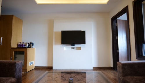 Classic Suite, 1 Bedroom, Balcony, Pool View