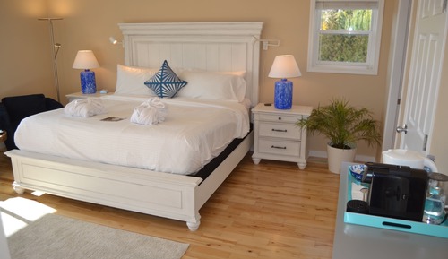 Deluxe Double Room, 1 King Bed, Patio, Mountain View