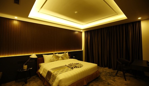 Grand Room, 1 King Bed, River View