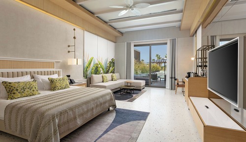 Lagoon Beach Swim-up