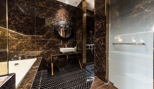 Room (Premium (NETFLIX available microwave )