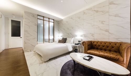 Room (Deluxe (NETFLIX viewing available Cin)