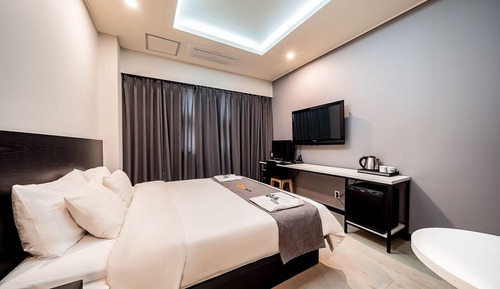 Room (Standard(1PC Roomcheaper roomDisney +)