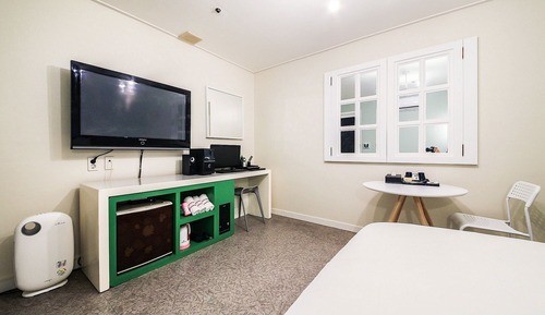 Room (Standard non-smoking room (Netflix av)