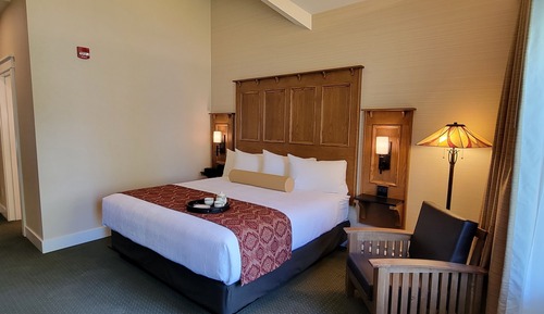 Standard Room, 1 King Bed, Lake View