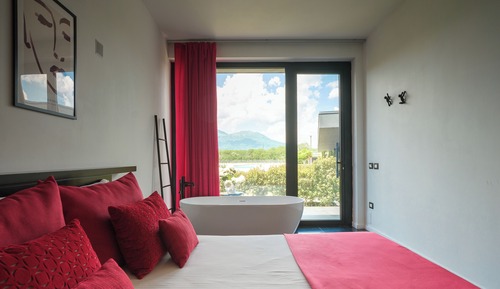 Deluxe Double Room, 1 Bedroom, Bathtub, Pool View