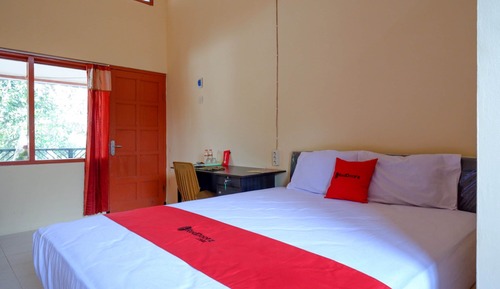 Double Room (RedDoorz)
