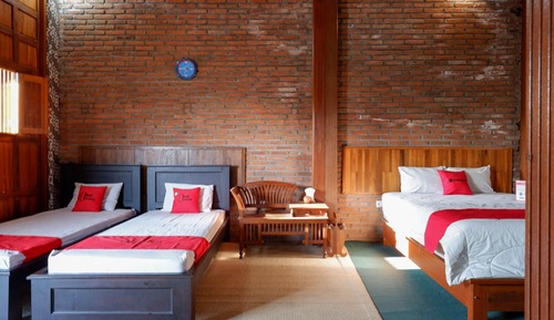 Family Room (RedDoorz)