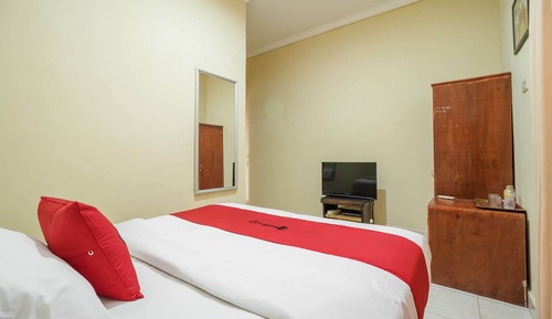 Double Room (RedDoorz)