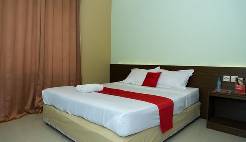 Double Room (RedDoorz)