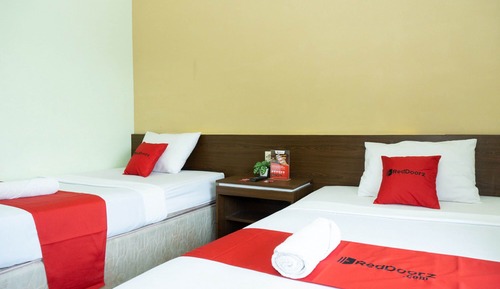 Premium Twin Room (RedDoorz)