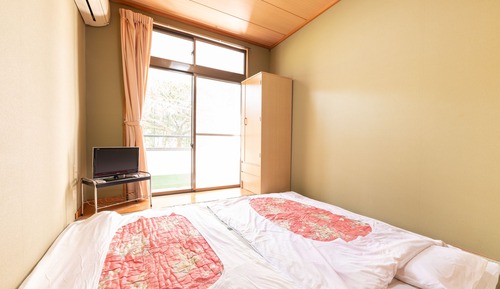 Japanese Room with Shared Washroom - Twin, Non-Smoking