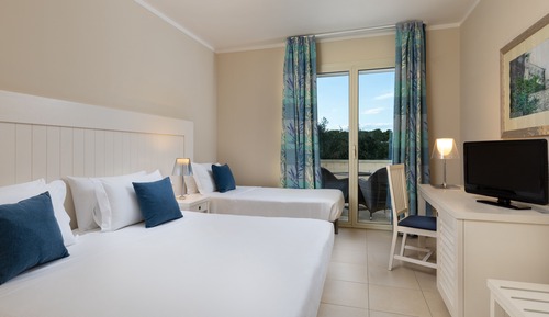 Triple Room (Lato Piscina 2 adulti + 1 bambino)