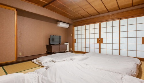 Japanese Room with Shared Washroom - Quintuple (Non-Smoking)