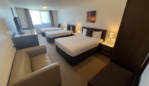 Deluxe Queen with Two Singles