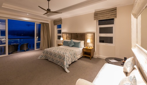 Superior Suite, 1 King Bed, Balcony, Lake View