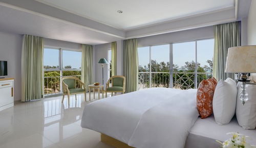 Deluxe Room, 1 King Bed, Ocean View (Corner)