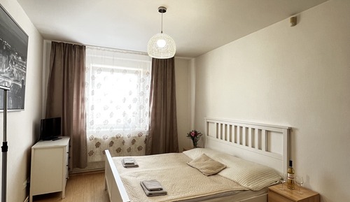Room, 1 Queen Bed, Shared Bathroom