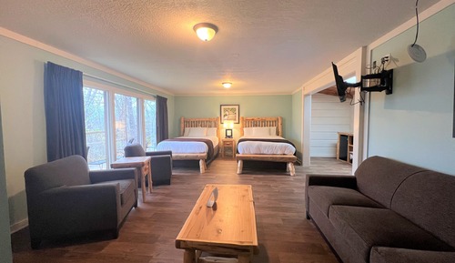 Inn Room 2 Queen Deluxe Suite 