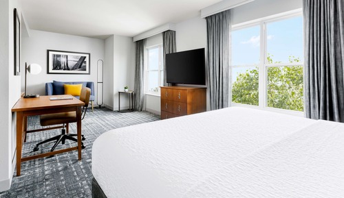 Studio, 1 King Bed (Hearing Accessible)