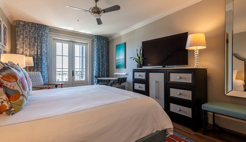 Standard Room, 1 King Bed, Pool View (Pool View Guest Room)