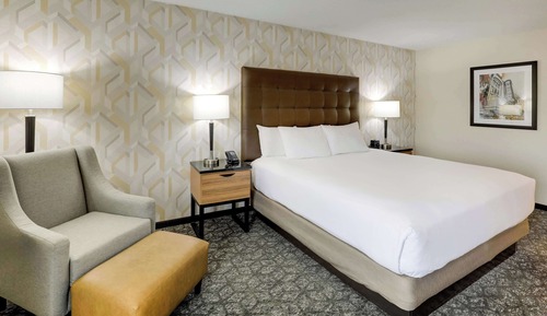 Deluxe Room, 1 King Bed, Accessible, Refrigerator & Microwave (Tub, Upper Floor)