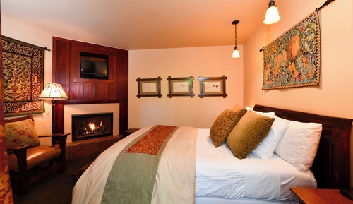 03 Deluxe queen with fireplace (ADA)