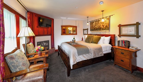 07 Deluxe king spa with fireplace