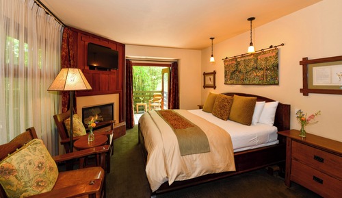 02 Deluxe king with fireplace