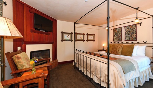 08 Superior king spa with fireplace