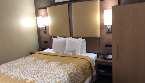 Room, 1 Queen Bed, Accessible, Non Smoking (Mobility/Hearing, Tub w/ Grab Bars)