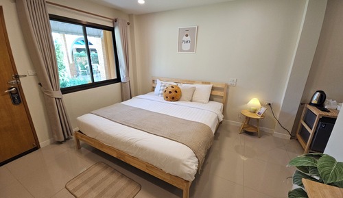 Standard Studio, 1 King Bed, Patio, Garden View