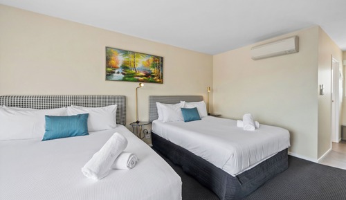 2 Queen Studio - Upstairs