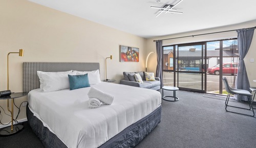 1 King Studio with Spa