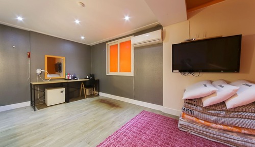Room (Ondol Room)