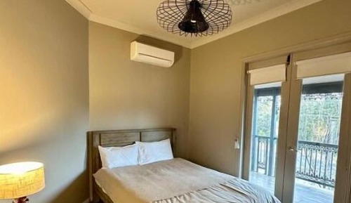 Hotel Deluxe Queen Room