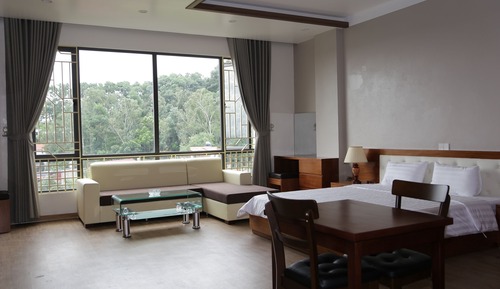 Business Studio Suite, 1 King Bed, Kitchen, Hill View