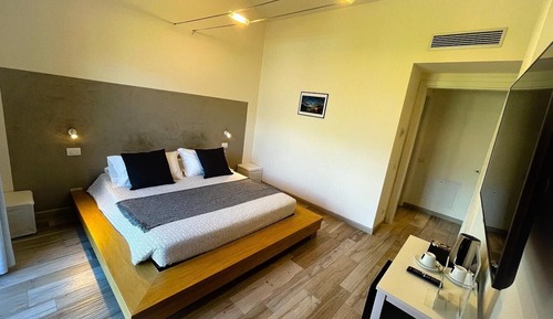 Suite, Lake View