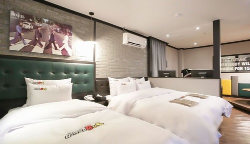 Room (Suite - Twin/Massage Chair (2PC gamin)