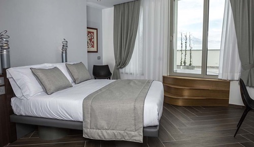 Deluxe Room, 1 Queen Bed