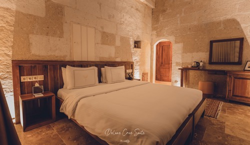 Deluxe Cave Suite With Fireplace