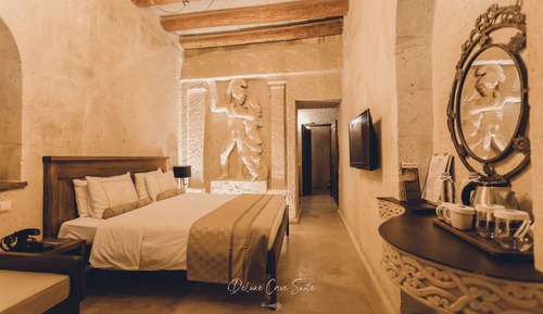 Deluxe Cave Suite With Jacuzzi