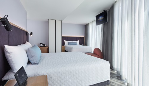 Deluxe Room, Non Smoking (Two Queen) (Includes Early Park Admission*)