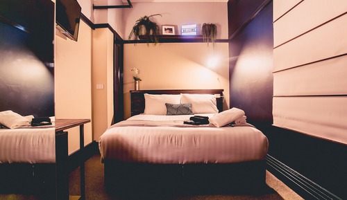 Queen Room with Balcony and Shared Bathroom 