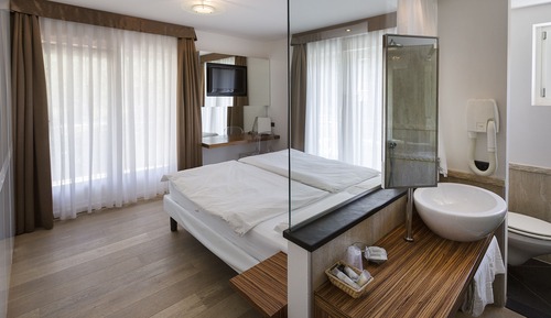 Superior Double or Twin Room, Balcony, Partial Lake View