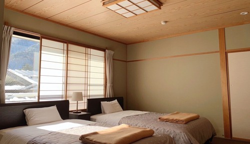 Deluxe Twin Room (Private Bathroom)