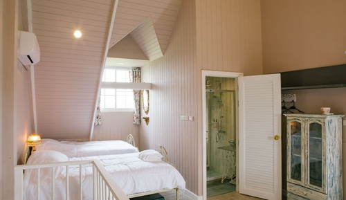 Deluxe King Suite (Lavender)