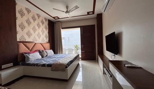 Luxury Apartment, Hill View