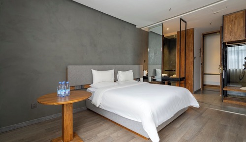 Comfort Room, City View